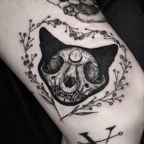 Cat Skull Tattoo, Black Cat Tattoos, Witch Tattoo, Geniale Tattoos, Gothic Tattoo, Cat Skull, Dark Tattoo, Aesthetic Tattoo, Dream Tattoos