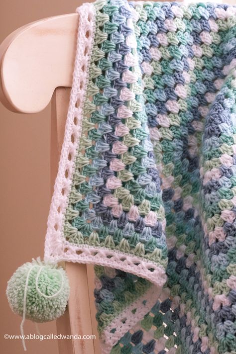 Granny Square Blanket Border, Crochet Granny Square Blanket Baby, Granny Square Blanket Baby, Diy Crochet For Beginners, Crochet Blanket Tutorial, Knitted Slippers Pattern, Crafts Crochet, Crochet Blanket Designs, Creative Crochet