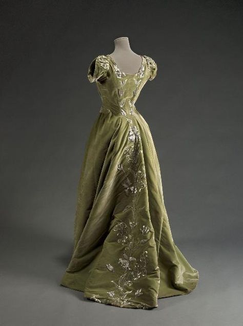 WikiVictorian on X: "Evening dress by Raudnitz, 1897. Musée Galliera de la Mode de la Ville de Paris. https://t.co/EU6Vp2sCmN" / X Historical Gowns, 1900 Fashion, 1890s Fashion, 1800s Fashion, 파티 드레스, 19th Century Fashion, Old Dresses, Victorian Clothing, Antique Dress