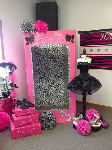 Barbie photo box Barbie Themed Outfits, Barbie Decorations, Barbie Party Decorations, Barbie Theme Party, Paris Birthday Parties, Barbie Box, Paris Birthday, Barbie Birthday Party, Barbie Theme