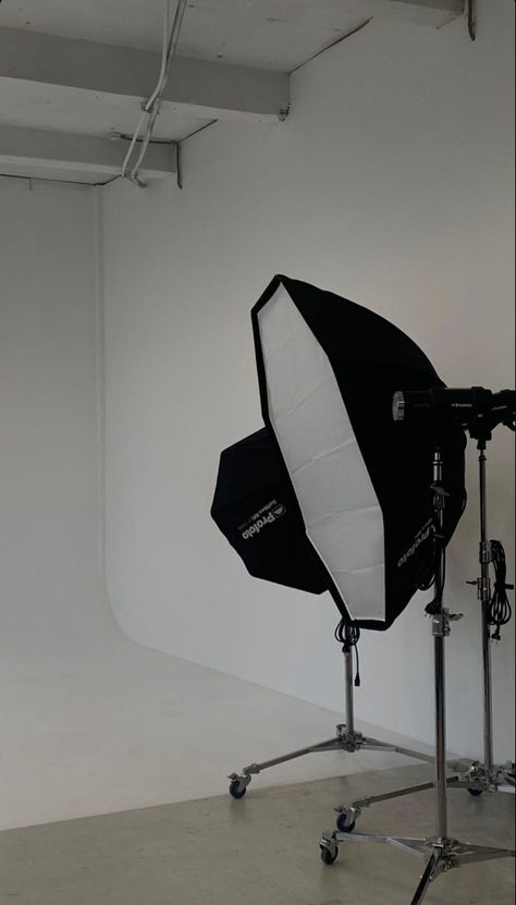 Simple Photography Studio, Photo Studio Aesthetic, Studio Photoshoot Background, Modeling Studio, Brow Quotes, Photo Studio Equipment, Photographer Aesthetic, Photography Studio Setup, Vision Board Goals