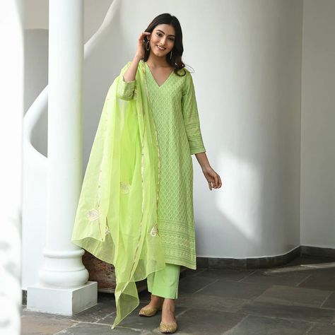 For the brides who want to go for something light and comfortable for thier haldi and mehendi ceremony, Here are some trending outfits to go for! #minimaloutfits #minimalhaldioutfit #minimalmehendioutfit #cottonoutfits #kurtis #palazzosuits #shararadesigns #cottonsharara #pakistanibride #cottonsuits #printedsuits #indowesternoutfits #cottonlehenga #lightbridalwear #cottonsaree Kalamkari Dresses, Sharara Designs, Cotton Lehenga, Chikankari Suits, Hot Green, Desi Wear, Pink Suit, Minimal Outfit, Dress Indian Style