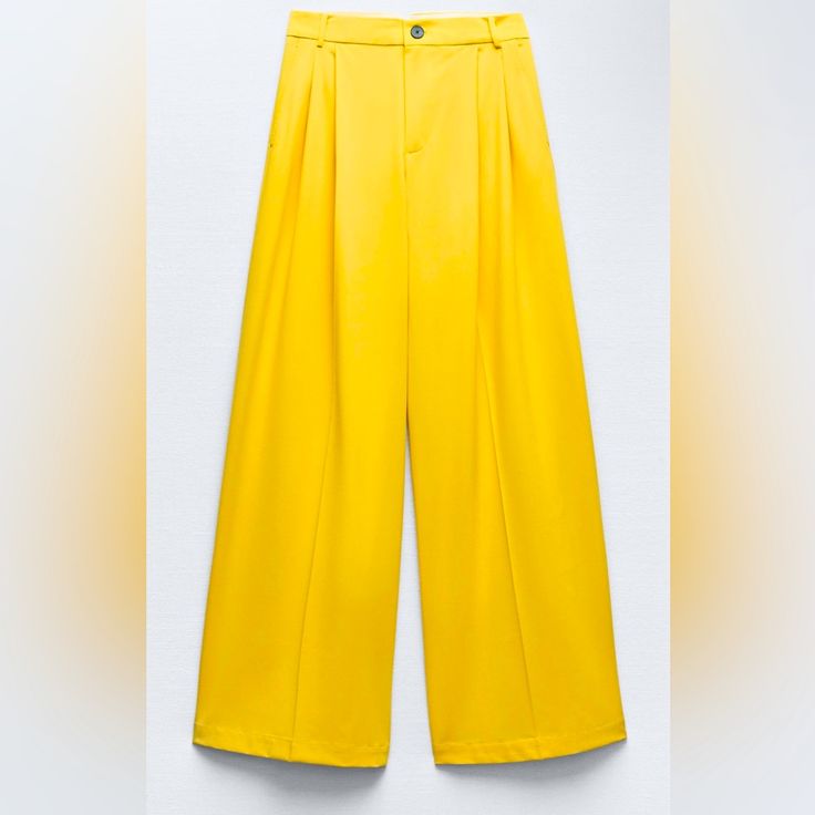 Zara Wide Leg Pleated Pants With Black Button. Summer Straight Pants With Button Closure, Summer Wide Leg Pants For Work With Button Closure, Yellow Wide-leg Pants For Work, Summer Wide-leg Dress Pants With Button Closure, Yellow Wide-leg Workwear Pants, Summer Wide Leg Dress Pants With Button Closure, Yellow Wide-leg Workwear Bottoms, Yellow Wide Leg Pants For Spring Workwear, Spring Yellow Wide Leg Pants For Workwear