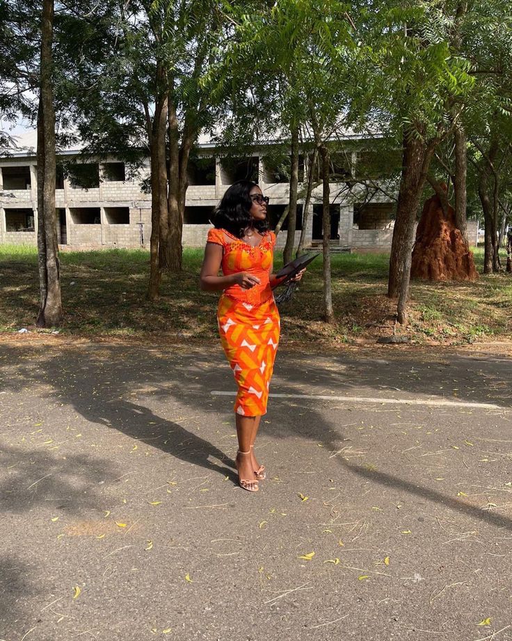 Kente wear Simple Kente Dress Styles For Graduation, Short Kente Styles For Graduation, Kente Dress Styles For Graduation, Styles For Graduation, Ghanaian Engagement, Kente Dresses, Graduation Wear, Ghana Dresses, Kente Designs