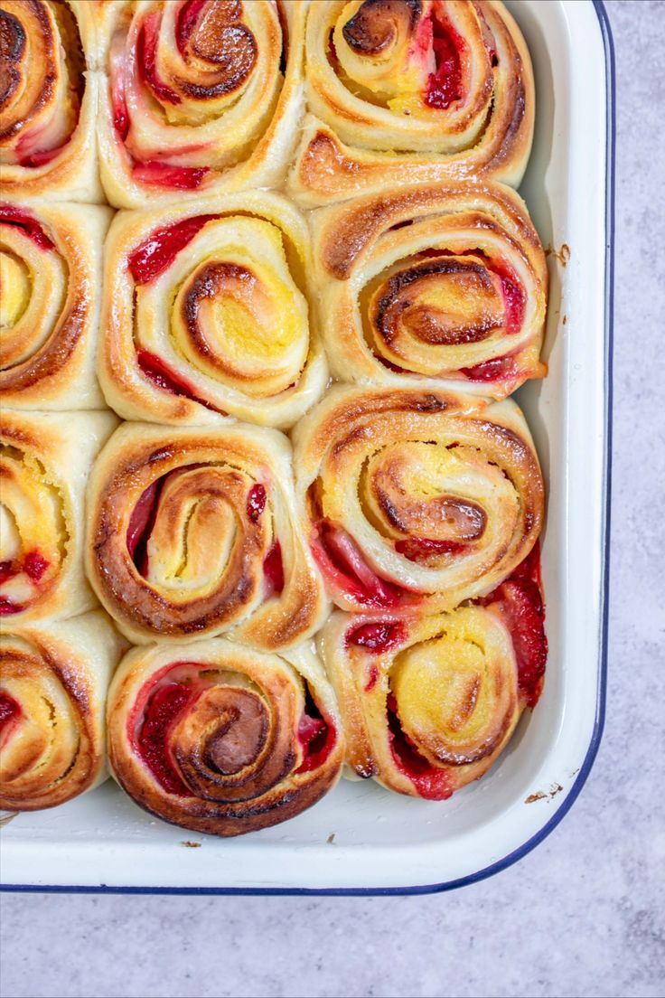 Pastry rolls filled with lemon curd and pieces of strawberries Strawberry Lemon Rolls, Strawberry Rolls, Strawberry Recipe, Good Morning Breakfast, Curd Recipe, Sweet Rolls, Breakfast Brunch Recipes, Lemon Curd, Freshly Baked