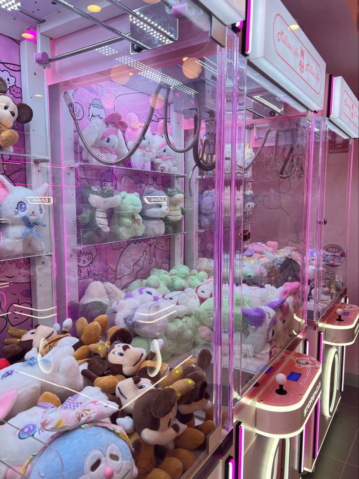 there are many stuffed animals on display in the store