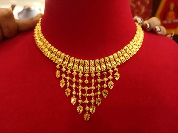 Tanishq Jewellery, Bridal Necklace Designs, Ring Jewellery Design, Indian Bridal Jewelry Sets, Gold Jewellry, Gold Bridal Jewellery Sets, Diy Jewelry Unique, Paint Diy, Hinduism Art