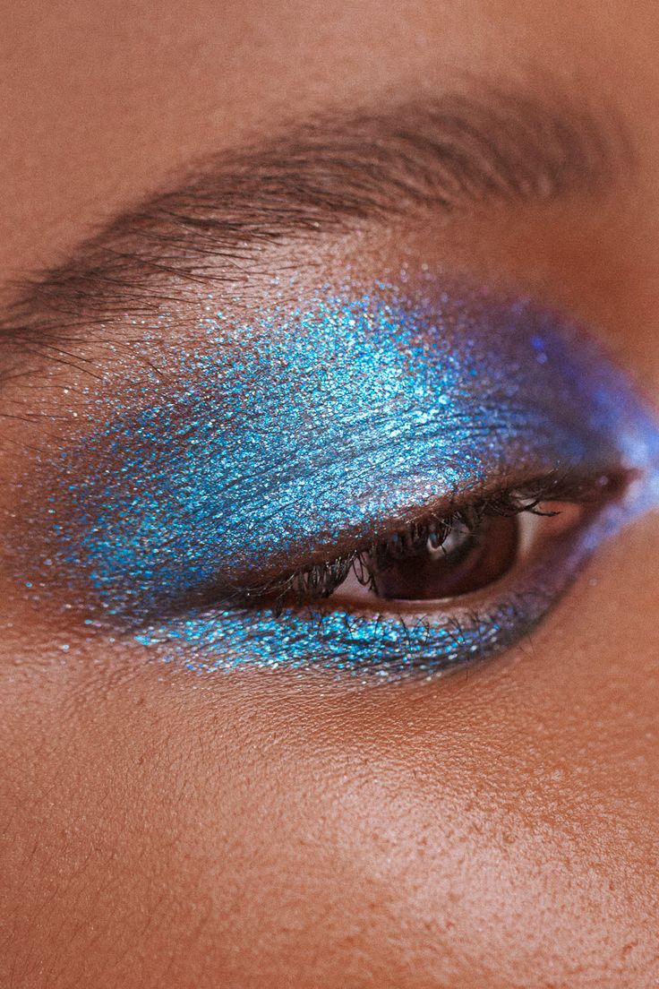 Metallic Makeup Looks, Goth Aesthetic Makeup, Star Wars Makeup, Blue Eyeshadow Makeup, Makeup Looks To Try, Eye Makeup Cut Crease, Metallic Makeup, 80s Makeup, Face Forward