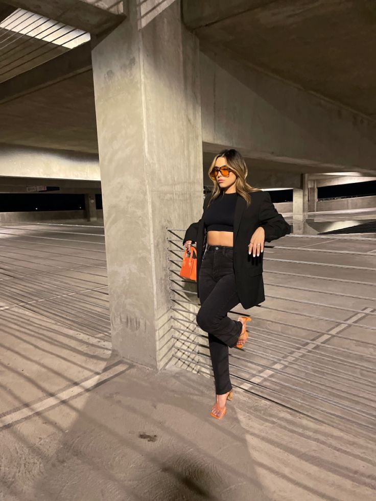 Black on black monochromatic outfit idea with hot orange purse and square heels. Neon Orange Heels Outfit, Neon Purse Outfit, Orange Bag Outfit Winter, Orange Heel Outfit, Orange Purse Outfit Summer, Orange And Black Outfit Aesthetic, Outfit With Orange Shoes, Orange Heels Outfit, Orange Purse Outfit