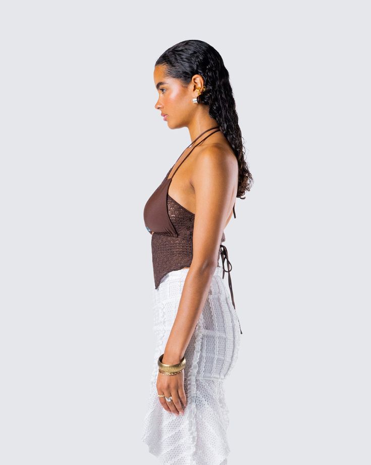 Elevate your summer wardrobe with this brown cut-out halter top 🤎 With cut-out details on the front and a halter-top style - this top made from novelty fabric and gives off a chic vibe while still keeping the attitude 😜