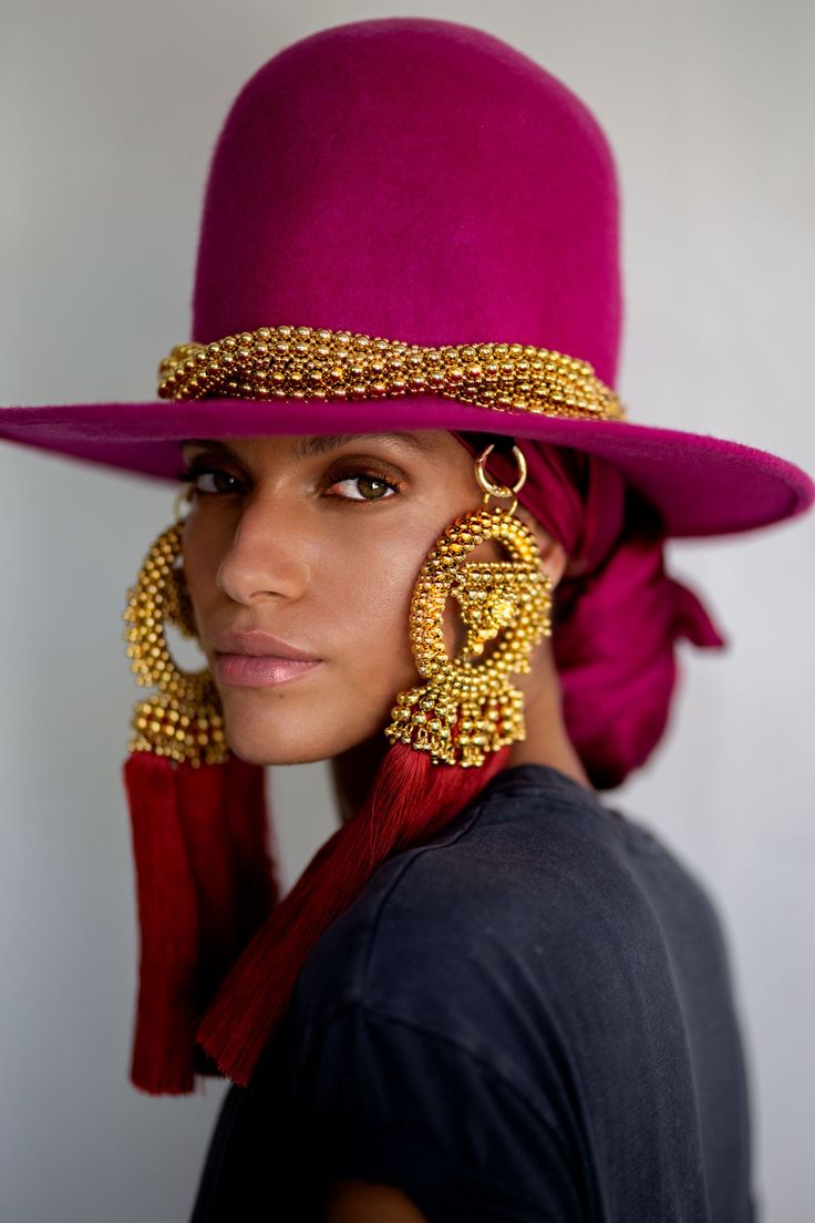 Leather Hats For Women, Erika Badu Style, Hat Model Photography, Erykah Badu Jewelry, Outfits With A Hat, African Head Jewelry, European Hats, Erykah Badu Hat, Erykah Badu Hats Style