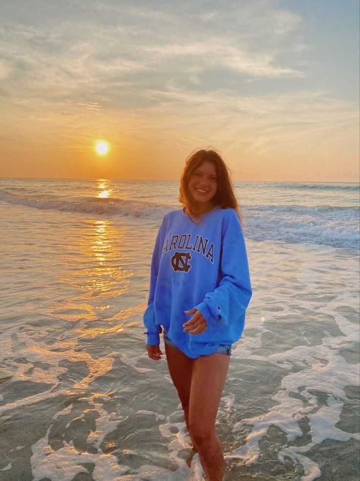 Beach Poses With Sweatshirt, Beach Pictures Sweatshirt, Beach Hoodie Pictures, Hoodie Beach Pictures, Sweatshirt Beach Pictures, Solo Pics Poses, Beach Pictures Winter, Winter Beach Pictures, Cold Beach Pictures