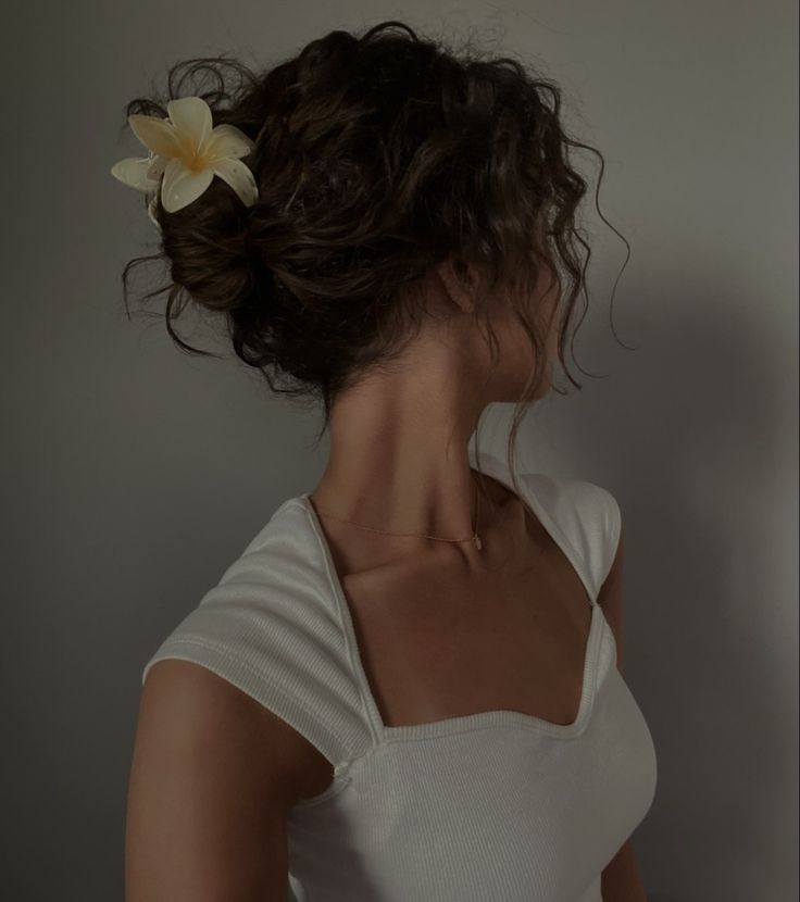 Hawaiian Flower Hair, Bentuk Alis, Dunner Wordend Haar, Clip Hairstyles, Corfu, Hair Claws & Clips, Aesthetic Hair, Pretty Hairstyles, Flowers In Hair