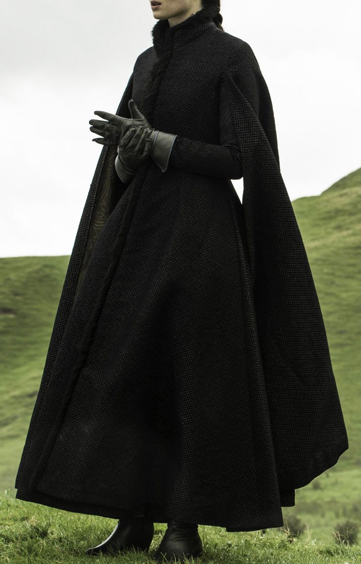 Cloaks Hooded Aesthetic, Cassock Aesthetic, Dark Cloak Aesthetic, Priest Robes Concept Art, Black Cloak Outfit, Dark Royalty Outfits, Necromancer Aesthetic Outfit, Aesthetic Witch Outfit, Pureblood Fashion