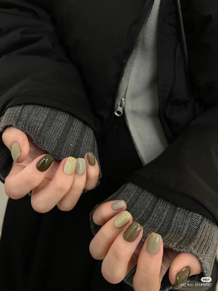 Winter Aesthetic Nails Short, Short Nails Minimalist Design, Simple Earthy Nails, Witchy Gel Nails, Cottagecore Nails Simple, Goblin Core Nails, Cozy Fall Nails, Edgy Short Nails, Vintage Nails Aesthetic