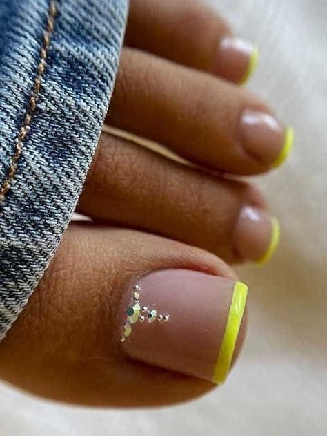 Pedicure Yellow, Neon Toe Nails, French Nails Design, French Toe Nails, Yellow Toe Nails, Simple Toe Nails, Feet Nail Design, Pedicure Designs Toenails, Pedicure Nail Designs