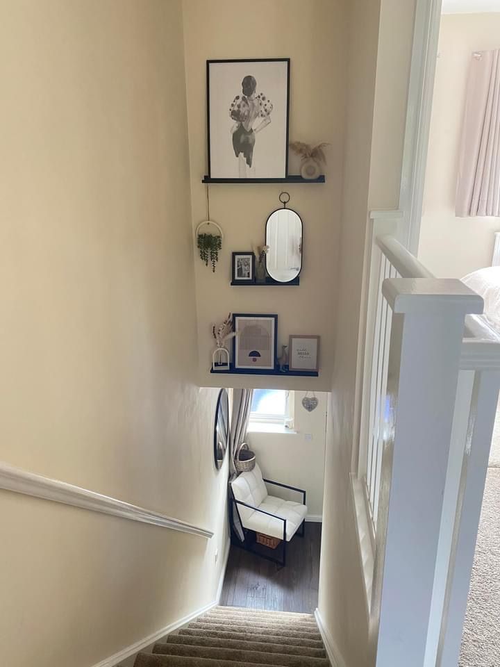 Stairwell with shelves Downstairs Staircase Ideas, Staircase Landing Decor Upstairs Hallway, Narrow Stairway Ideas, Narrow Upstairs Hallway Ideas, Small Stairwell Ideas, Stair Picture Wall, Narrow Landing Ideas Upstairs, Landing Decor Upstairs, Wall At Top Of Stairs