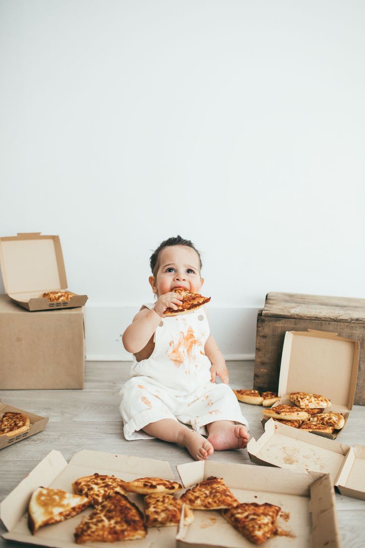 pizza themed cake smash | cake smash | cake smash photoshoot | cake smash photo ideas | first birthday photoshoot | first birthday photo ideas | Toronto photographer | The Robins Nest Pizza One Year Old Photoshoot, Pizza Birthday Photoshoot, Pizza Smash Cake Photoshoot, Pizza Smash Photoshoot, Pizza Baby Month Pictures, Pizza Family Photoshoot, Pizza First Birthday Pictures, Pizza Milestone Picture, Pizza Cake Smash