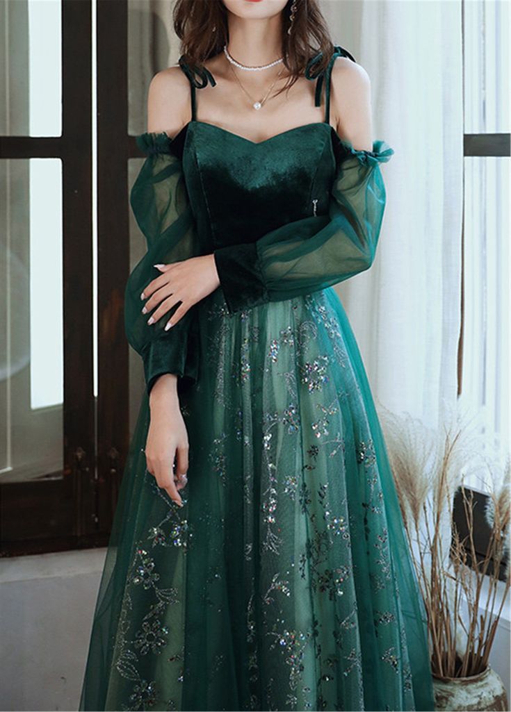 Dark Green Long Dress, Long Dress For Wedding, Green Long Dress, डिजाइनर कपड़े, Green Wedding Dresses, Dress For Wedding, Spaghetti Strap Prom Dress, Prom Dress Inspiration, Pretty Prom Dresses