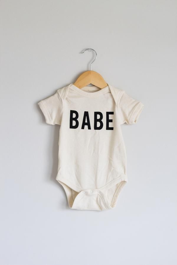 Baby Onsies Ideas, Onesie Ideas, Organic Kids Clothes, Cricut Baby, Neutral Baby Clothes, Organic Cotton Baby, Organic Cotton Fabric, Baby Prints, Neutral Baby