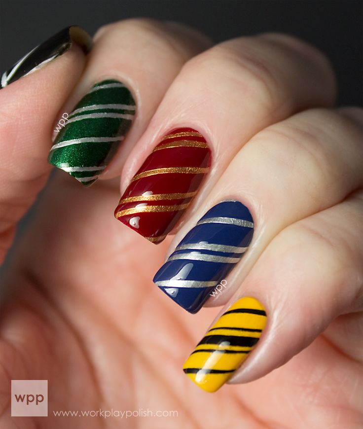 Work play polish - Harry Potter Houses of Hogwarts Nail Art Maquillage Harry Potter, Harry Potter Nails Designs, Potter Nails, Harry Potter Nail Art, Harry Potter Nails, Harry Potter Case, Glume Harry Potter, Art Harry Potter, Kutek Disney