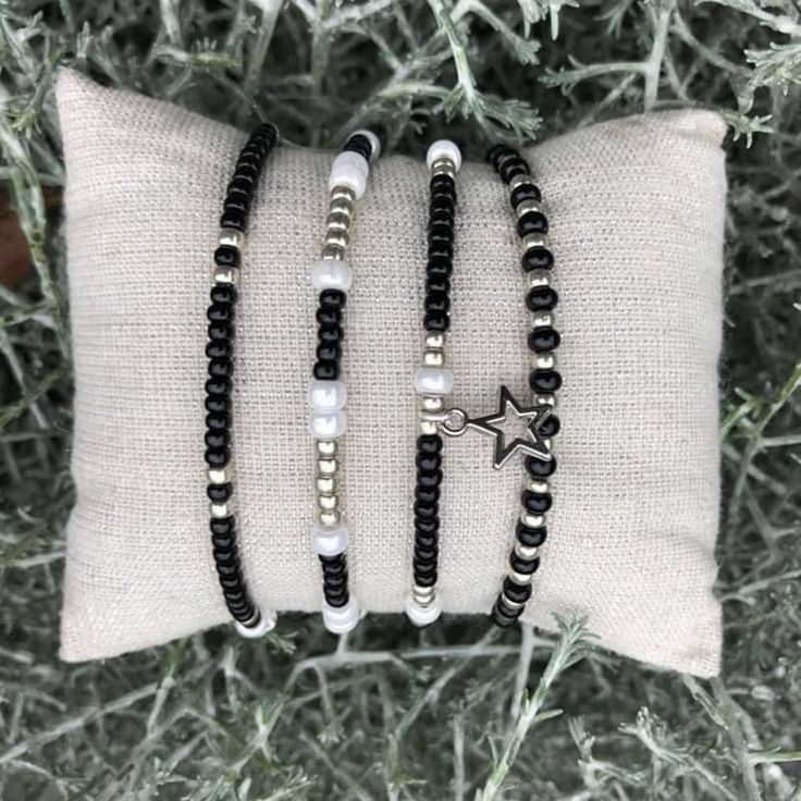 Aesthetic Black Bracelet, Diy Black Bracelet, Dark Bracelet Ideas, Black Bead Bracelet Ideas, Black Bracelet Aesthetic, Beads Bracelet Design Aesthetic, Aesthetic Bracelets Beads, Aesthetic Beaded Bracelets, Beaded Bracelets Aesthetic