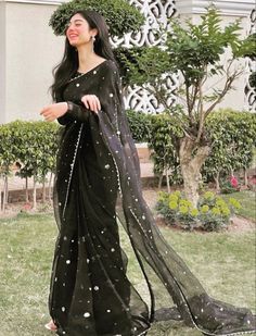 Sarees For Girls, Pani Puri, Desi Fits, Fancy Sarees Party Wear, Desi Wear, Salwar Kamiz, Desi Outfits, Saree Designs Party Wear, Desi Fashion Casual