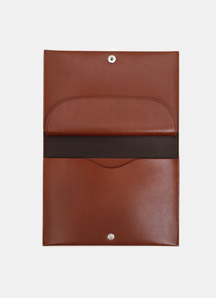 Cartera de mano con solapa de The Row en piel de cabritilla pulida y cierre a presión. 2 bolsillos interiores y un bolsillo con cierre a presión. Hecho en Italia. Medidas: 21 x 14 cm. Classic Leather Pouch With Interior Card Slots, Classic Leather Pouch With Card Slots, Formal Leather Pouch With Coin Pocket, Modern Leather Pouch With Coin Pocket, Formal Pouch Clutch With Interior Card Slots, Modern Business Pouch With Interior Card Slots, Formal Clutch With Interior Card Slots, Formal Clutch Pouch With Coin Pocket, Classic Formal Pouch With Coin Pocket