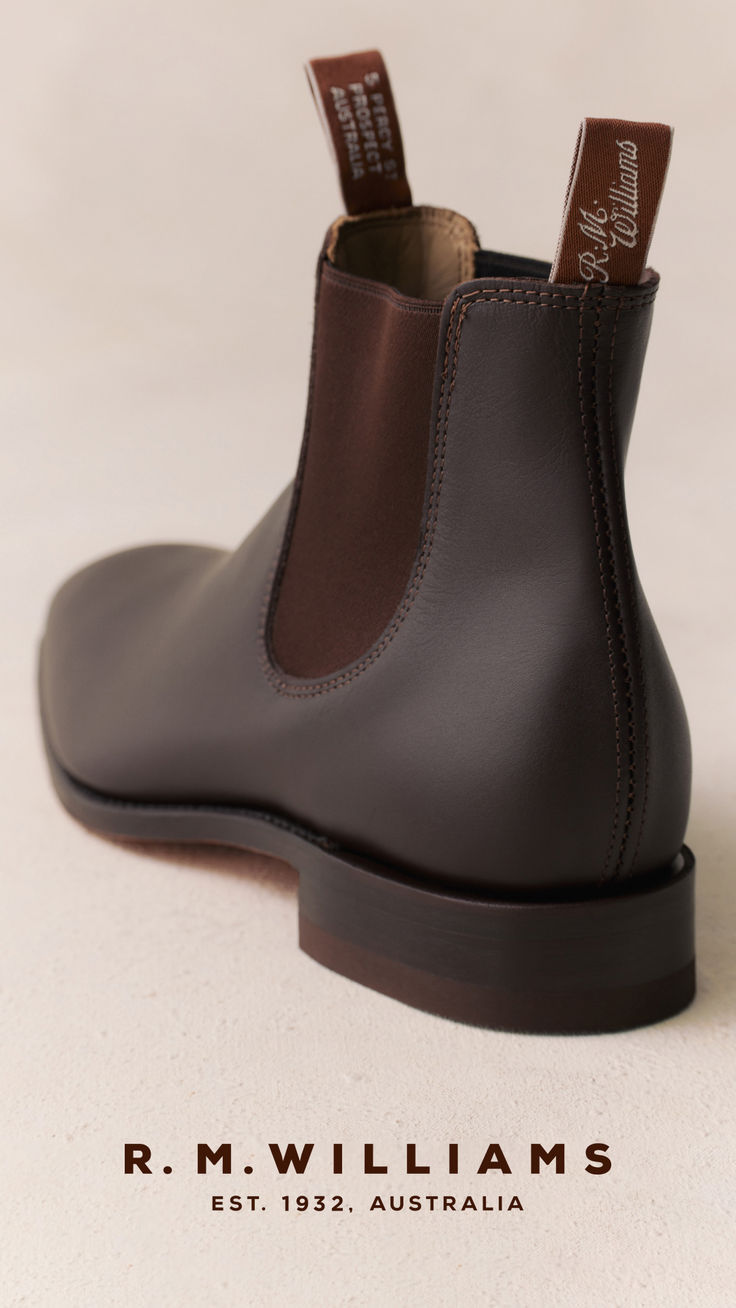 The Comfort Craftsman Boot: it's all in the details. Discover the marks of a modern icon, including its supportive insole, single-piece leather construction and instantly recognisable chisel square toe. Chelsea Boots Outfits, Uk Icon, Academia Aesthetic Outfit, Boot Tree, Iconic Shoes, Autumn Tones, Dream Bag, Flannel Fashion, Mens Footwear