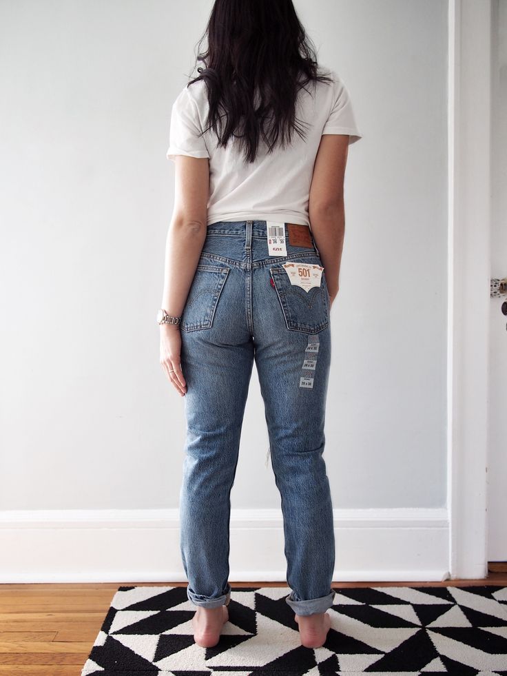 Your Guide to Levi's 501 Jeans (See Them On, Too!) - The Mom Edit Levis 501 Women Outfits, Levi's Jeans Outfit, Levi 501 Outfit, Levi 501 Jeans Women Outfit, Levis Women Outfits, 501 Jeans Outfit, 501 Levis Women Outfits, Levis 501 Outfit, Levi 501 Jeans Women