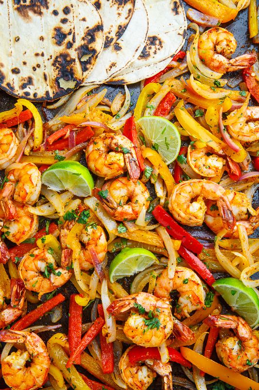 shrimp fajita with peppers, onions and limes