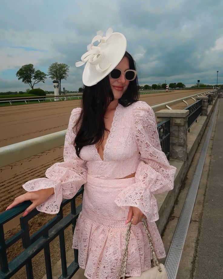 Outfit deets from the weekend 🐎 Set: @asos Shoes: @lulus Fascinator: @amazon . . . . #kentuckyderby #kentuckyderbyfashion #derbyfashion #kentuckylife // Kentucky derby outfit ideas, Kentucky derby fascinator, what to wear to the Kentucky derby, outfit inspiration, classy style, elegant outfit Fascinator Outfit, Horse Race Outfit, Derby Party Outfit, Kentucky Derby Dress, Kentucky Derby Outfit, Kentucky Derby Fashion, Race Outfit, Miss Teen Usa, Derby Fashion