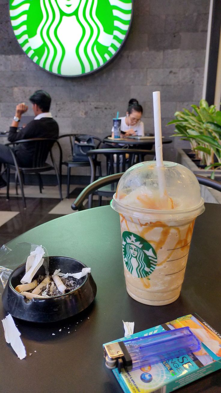 ngopi Kopi Starbucks, Kopi Aesthetic, Travel Picture Ideas, Pap Random, Aesthetic Coffee, Puff And Pass, Starbucks Coffee, Food Obsession, Coffee Time