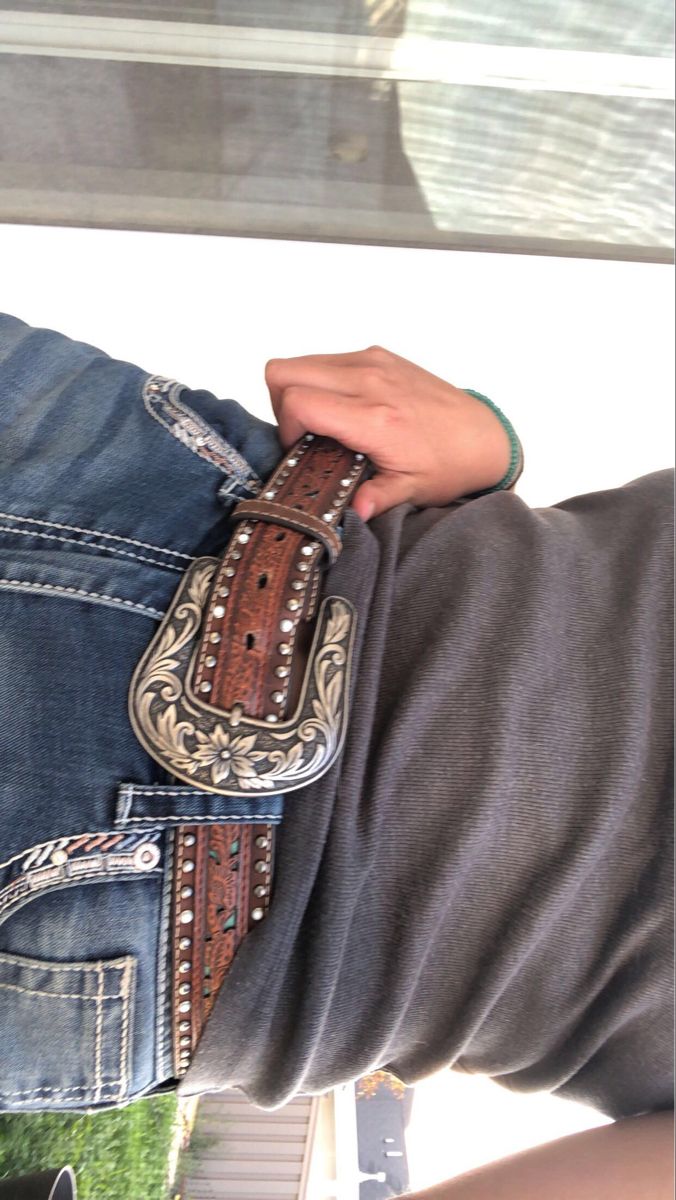 Cowboy Belt Aesthetic, Western Belt Aesthetic, Cute Western Belts, Cowgirl Belt Outfit, Western Belts For Women Outfits, Vaquera Belts, Vaquera Belt, Cowboy Belt Outfit, Cowgirl Outfits Ideas