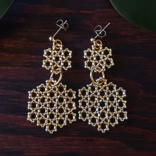 Heart in Hawaii Beaded Honeycomb Earrings – Temple Tree | Heart in Hawaii Beading Animals, Bead Things, Violet Earrings, Hexagon Earrings, Tree Heart, Beaded Projects, Beading Netting, Beaded Earrings Tutorials, Beaded Christmas Ornaments