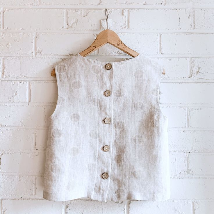 Meet the Tavi Top - Sew Tessuti Blog Linen Top Pattern, Cotton Top Patterns, Cotton Tops Designs, Diy Sy, Linen Fashion, Shell Top, 자수 디자��인, A Jacket, Top Sewing Pattern