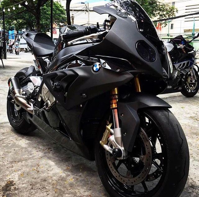 a black motorcycle is parked on the street