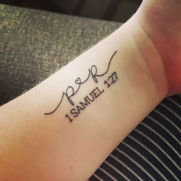 a person with a tattoo on their arm that says, i am samuel 17 7