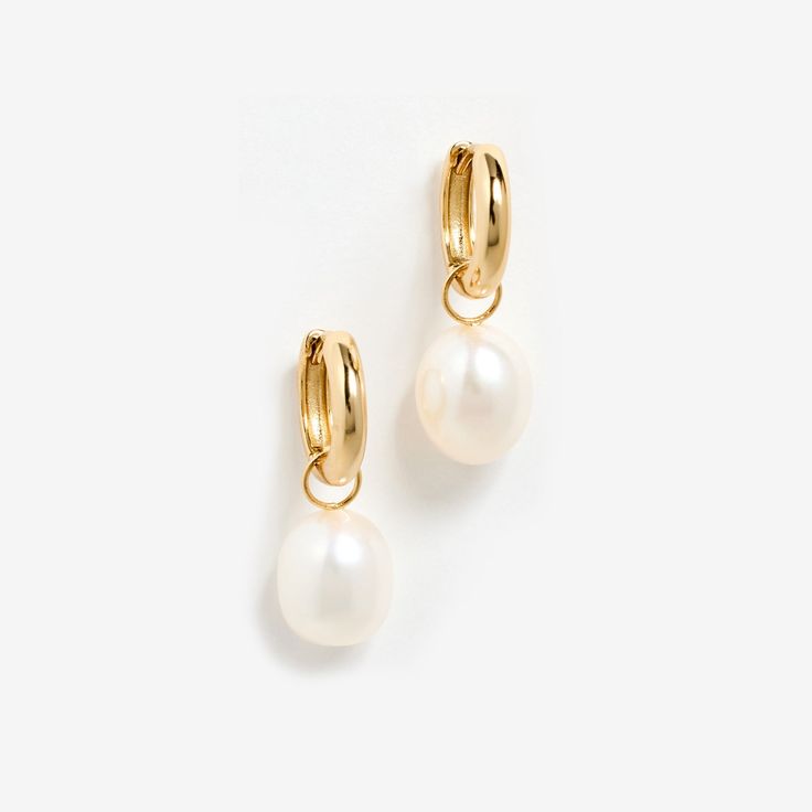 Pearl Huggie Jasmin Pearl And Gold Earrings, Heel Accessories, Prom Looks, Gold Pearl Earrings, Jewelry Essentials, Pearl Color, Pearl Size, Fashion Books, Gold Pearl