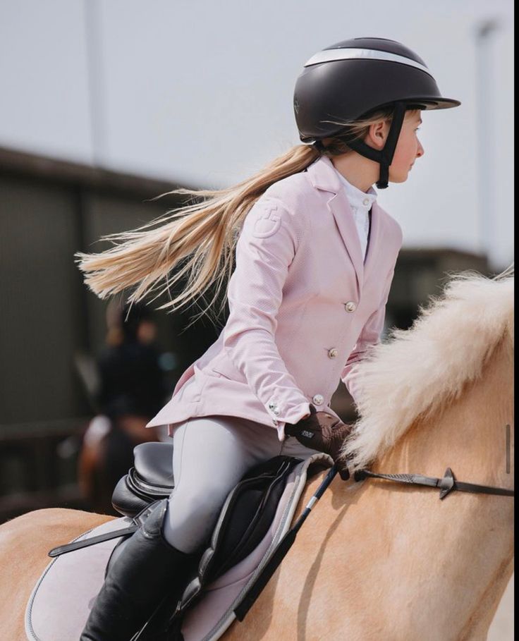 Showjumping Aesthetic, Harlow Luna White, Hp Sauce, White Popcorn, One Skein Crochet, Dream Horse Barns, Cute Horse Pictures, Charli Damelio Photos, Cute Summer Wallpapers