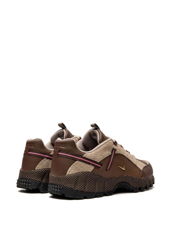 Nike x Jacquemus Air Humara LX "Brown" Sneakers - Farfetch Nike X Jacquemus, Sneakers Brown, Gold Sneakers, Brown Sneakers, Swoosh Logo, Chocolate Brown, Calf Leather, Baby Shoes, Sneakers Nike