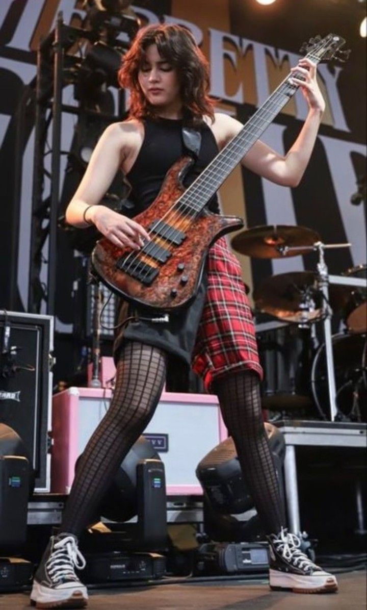 Ale♡ Bass Guitar Reference Pose, Drum N Bass Outfit, Bassist Pose Reference, Playing Bass Reference, Drummer Outfit Aesthetic, Guitarist Aesthetic Outfit, Rock Star Reference, Bass Pose Reference, Musician Pose Reference