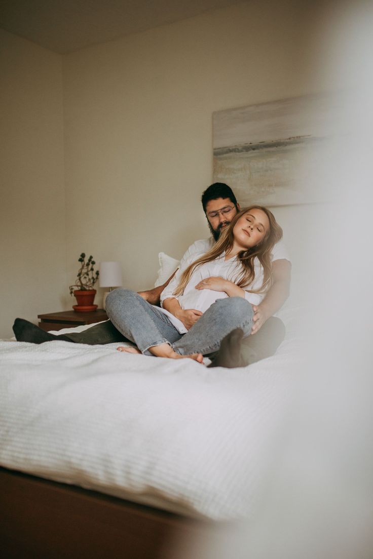 Maternity poses, bed maternity pose Home Maternity Shoot Outfit Ideas, Bedroom Maternity Photoshoot Ideas, Maternity Bed Photoshoot, Maternity Photoshoot Bedroom, Bedroom Maternity Shoot Family, Maternity Pictures Bedroom, Maternity Photography On Bed, Maternity Photos On Bed, Bed Rest Maternity Pictures