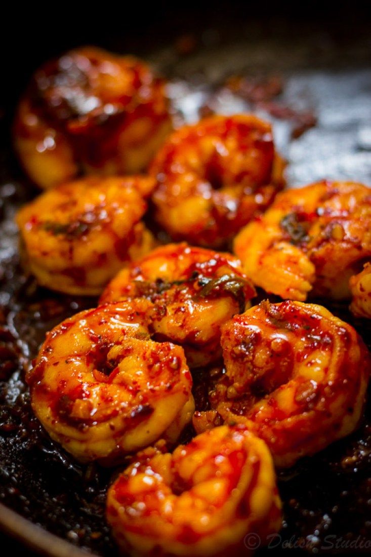 cooked shrimp with sauce in a frying pan