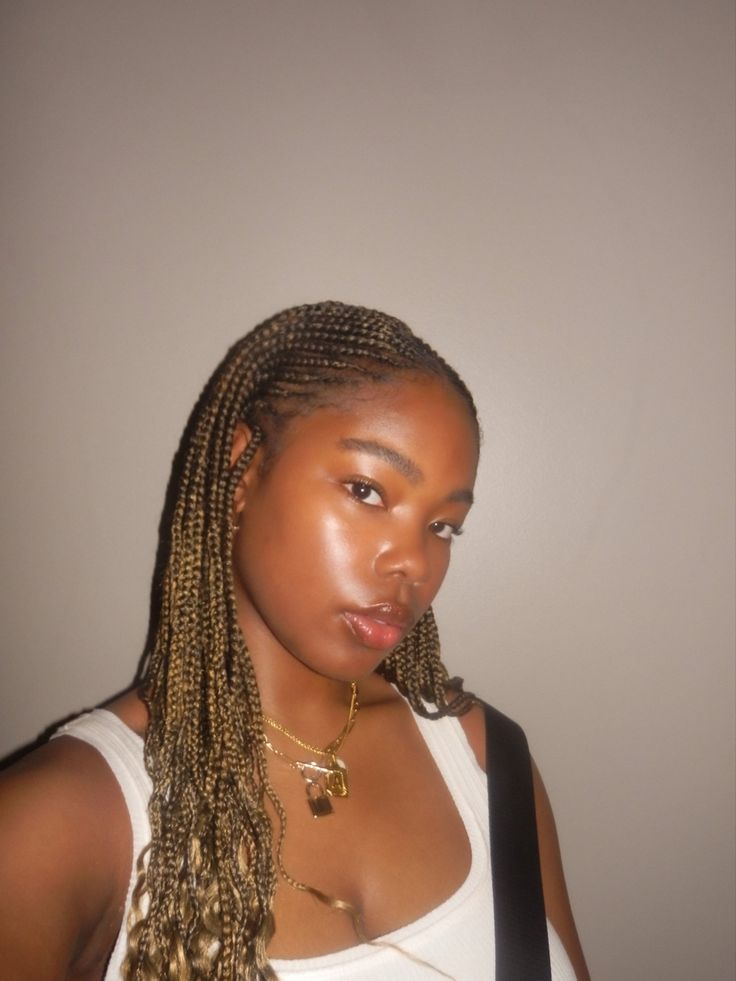 natural makeup, fulani braids, knotless braids, black girl digital camera, instagram ideas, hairstyles Small Fulani Braids, Fulani Goddess, Fulani Goddess Braids, Braids Knotless, Braids Black, Faux Locks, Dress Ankara, African Print Dress Ankara, Hair Curls