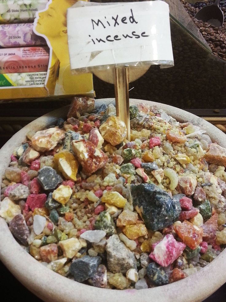 a bowl filled with rocks and gravel next to a sign that says mixed incuse