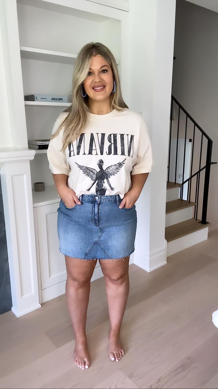 Denim Skirt that actually fits the curves! Denim Skirt Curvy Outfit, Jean Skirt Outfits Midsize, Curvy Denim Skirt Outfit, Midsize Fits, Jean Skirt Outfits, Midsize Outfits, Casual Outfit Ideas, Graphic Tee Style, Denim Skirt Outfits