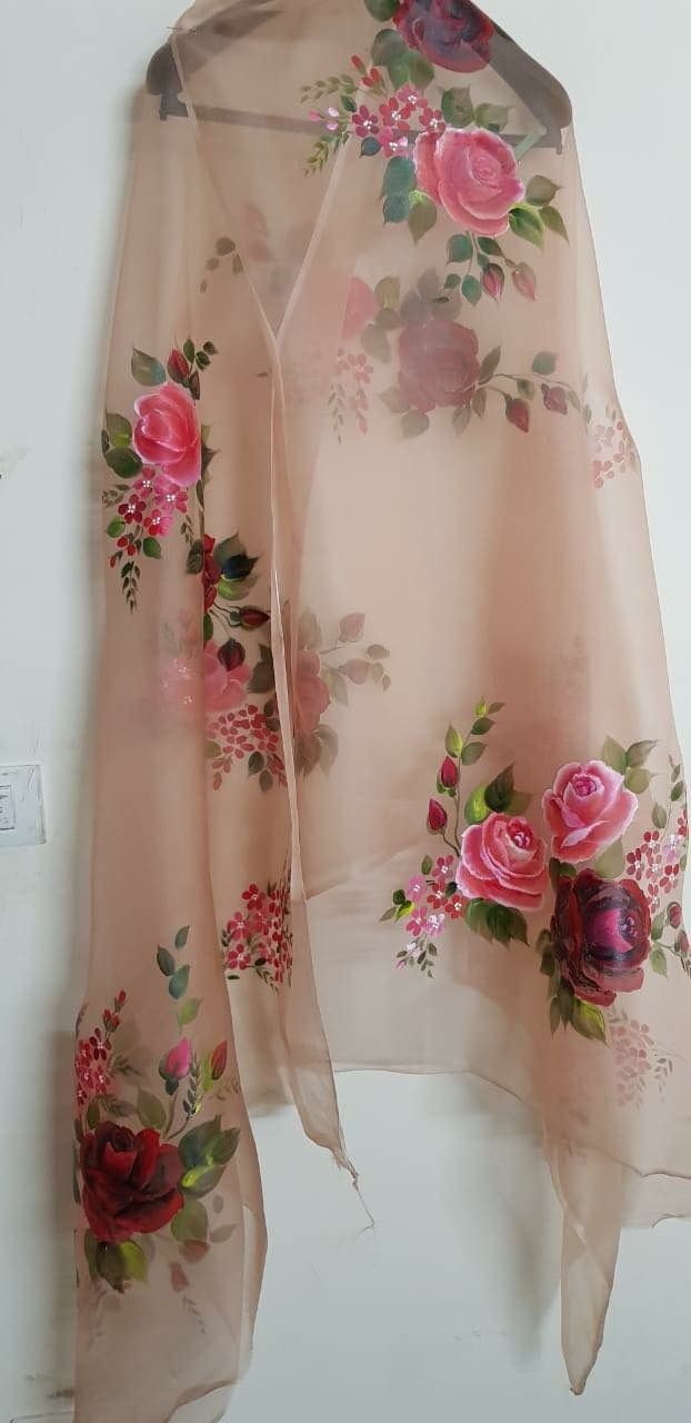 Hand paint dupatta Fabric Paint Dupatta, Hand Paint Suits Designs, Paint On Dupatta, Dupatta Hand Painting, Fabric Painting Dupatta, Fabric Paint Dupatta Designs, Painting On Dupatta Designs, Fabric Painting On Organza Dupatta, Painting Dupatta Ideas