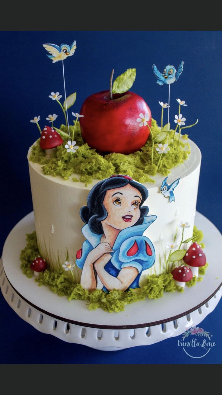 Snow White Desserts Ideas, Snow White Cakes Birthday, Simple Snow White Cake, Snow White Treats, Snow White Birthday Party Cake, Snowwhite Birthday Cake, Snow White Cake Ideas, Snowwhite Birthday Party, Snow White Birthday Party Decorations