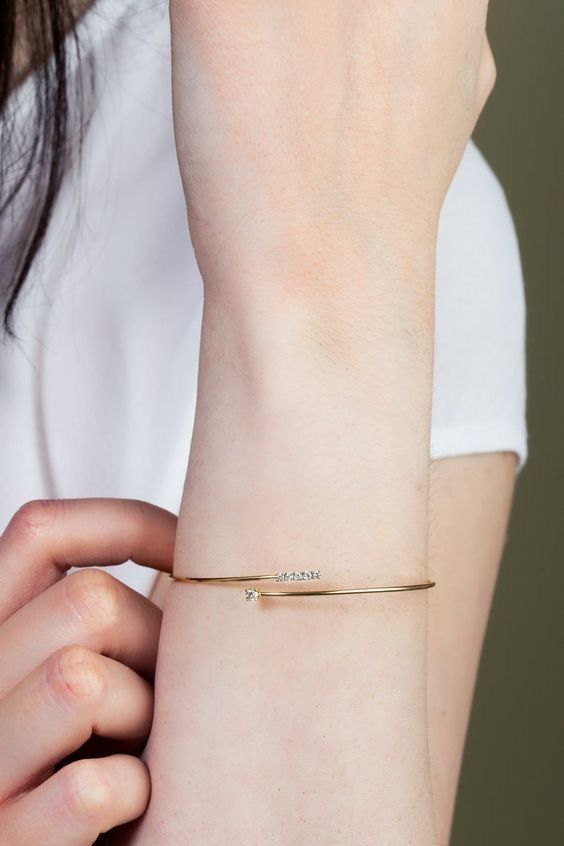 Real Gold Bracelet, Delicate Gold Bracelet, Gold Bracelet Simple, Unique Gold Jewelry Designs, Gold Bangles For Women, Gold Cuff Bracelet, Diamond Bracelet Design, Fancy Jewelry Necklace, Modern Gold Jewelry